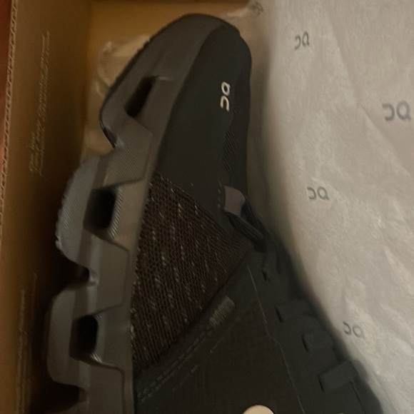 ON Women’s Cloud tech cloud flyer 4-size 8.5-BRAND NEW IN BOX!! - Picture 12 of 13